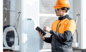 un addetto controlla un'impanto di condizionamento